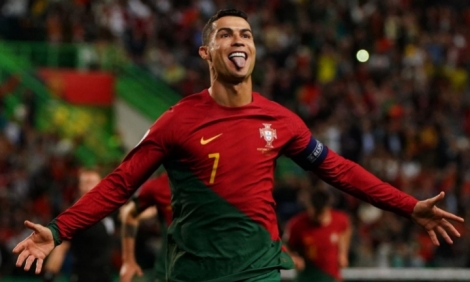 Ronaldo phá kỷ lục thế giới, ghi 2 bàn giúp Bồ Đào Nha thắng đậm