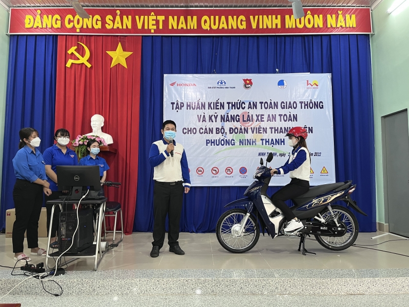 Phát động phong trào thi đua bảo đảm trật tự, an toàn giao thông