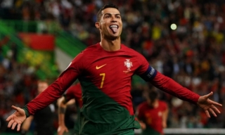 Ronaldo phá kỷ lục thế giới, ghi 2 bàn giúp Bồ Đào Nha thắng đậm