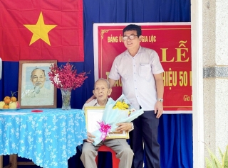 Trảng Bàng: Mừng thọ đảng viên 90 tuổi và trao Huy hiệu Đảng