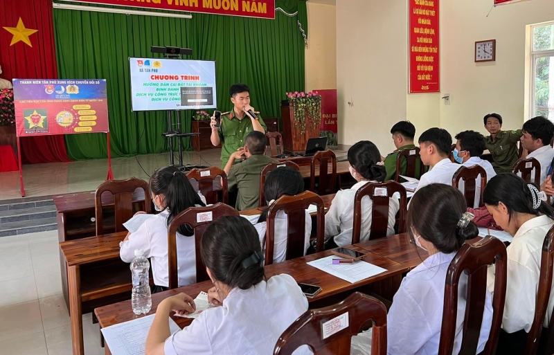 Công an Tây Ninh: Tăng cường xuống địa bàn cài đặt định danh điện tử cho người dân