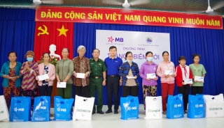 Đồn Biên phòng Tân Phú: Tặng quà cho cán bộ chiến sĩ và người dân tại xã Tân Bình