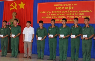 Tân Biên: Thăm, tặng quà chiến sĩ mới tại Trung đoàn 174