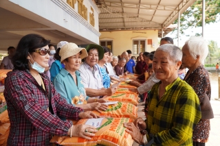 Trao tặng quà cho người dân tộc Khmer tại xã Tân Đông, huyện Tân Châu