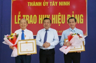 Nguyên Phó trưởng Ban Tuyên giáo Trung ương Võ Văn Phuông nhận Huy hiệu 45 năm tuổi Đảng