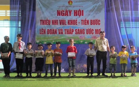 Tân Biên: Trao 20 suất học bổng thắp sáng ước mơ thiếu nhi