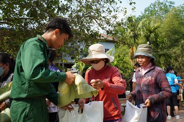 Phiên chợ vùng biên về với phụ nữ ấp Tầm Phô, xã Tân Đông, huyện Tân Châu