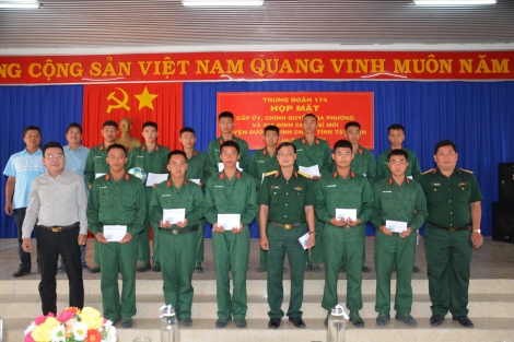 Hội đồng NVQS huyện Dương Minh Châu: Thăm chiến sĩ mới tại Trung đoàn 174