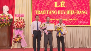 Phó Bí thư Tỉnh ủy Nguyễn Mạnh Hùng trao Huy hiệu Đảng tại thị xã Hoà Thành