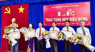Châu Thành: Trao Huy hiệu Đảng cho 9 đảng viên