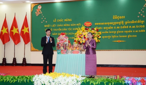 Bí thư Tỉnh uỷ Nguyễn Thành Tâm thăm, chúc Tết tại Svay Rieng, Campuchia