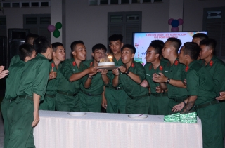 Trung đoàn 174 (Bộ CHQS tỉnh): Mừng sinh nhật chiến sĩ mới