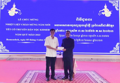 Lãnh đạo huyện Châu Thành: Thăm, chúc tết cổ truyền của dân tộc Khmer tại huyện Romeas Haek (Campuchia)