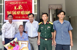 Anh hùng LLVT nhân dân Bùi Văn Thuyên nhận Huy hiệu 55 năm tuổi Đảng