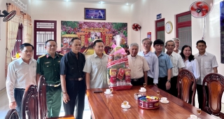 Ông Hồ Đức Hải- Phó Chủ tịch UBMTTQVN tỉnh: Thăm, tặng quà Ủy ban đoàn kết Công giáo tỉnh