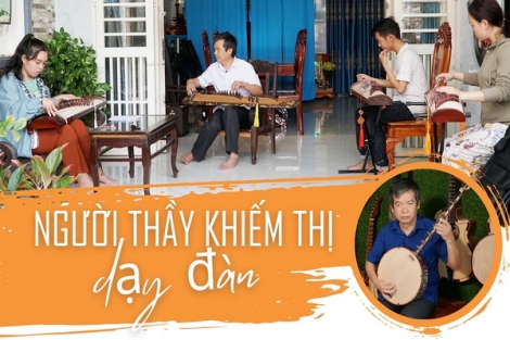 Người thầy khiếm thị dạy đàn