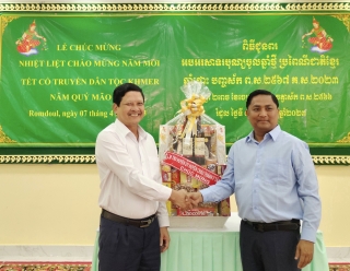 Lãnh đạo huyện Châu Thành: Thăm, chúc mừng tết cổ truyền dân tộc Khmer năm 2023 tại huyện Romdoul, tỉnh Svay Rieng