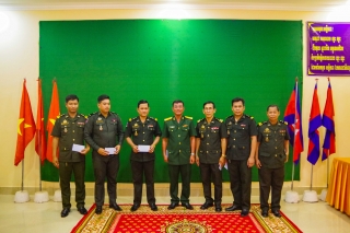 Bộ CHQS tỉnh: Thăm, chúc tết LLVT tỉnh Tbong Khmum, Prey Veng (Campuchia)