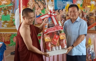 Lãnh đạo tỉnh, thành phố thăm, tặng quà nhân dịp tết Chol Chnam Thmay của đồng bào dân tộc Khmer, Tà Mun
