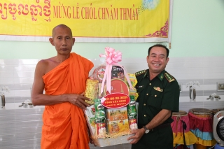 Phó Chính uỷ BĐBP Tây Ninh: Thăm và chúc tết Chol Chnam Thmay tại Châu Thành