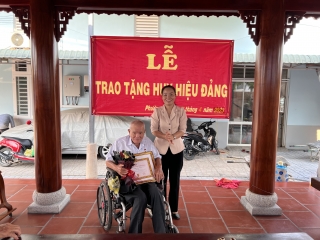 Thành uỷ Tây Ninh: Trao Huy hiệu 55 năm, 40 năm tuổi Đảng cho đảng viên tại Phường IV