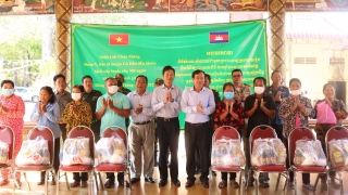 Gò Dầu: Tặng quà, khám bệnh cho người dân TP. Svay Rieng (Campuchia)