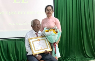 Ông Trần Văn Lệ- nguyên Phó Chủ tịch UBND huyện Gò Dầu được tặng Huy hiệu 40 năm tuổi Đảng
