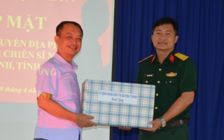 Phó Chủ tịch UBND thị xã Hòa Thành thăm chiến sĩ mới tại Trung đoàn 174