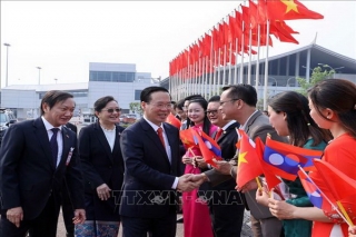 Chủ tịch nước Võ Văn Thưởng đến Viêng Chăn, bắt đầu thăm chính thức Lào