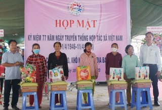 Hợp tác xã dịch vụ xã Phan: Họp mặt kỷ niệm Ngày truyền thống HTX Việt Nam và tặng quà cho hộ nghèo