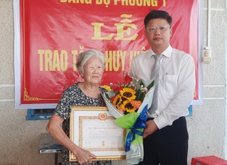 Thành uỷ Tây Ninh: Trao Huy hiệu 60 tuổi Đảng cho đảng viên lão thành