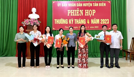 Tân Biên: Công bố 5 quyết định về công tác cán bộ