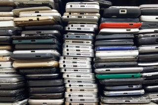 Mối nguy từ việc vứt smartphone hỏng vào sọt rác