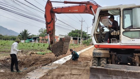 Thi công hệ thống thoát nước tại một số đoạn đường bị ngập cục bộ vào mùa mưa