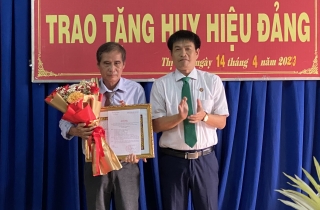Bí thư Huyện uỷ Tân Biên Thành Từ Dũ: Trao Huy hiệu cho đảng viên thuộc Đảng bộ Thị trấn