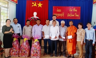 Lãnh đạo UBMTTQVN tỉnh, huyện Tân Châu: Chúc tết đồng bào dân tộc Khmer tại xã Tân Đông