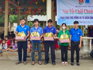 Tổ chức chương trình vui tết Chol Chnam Thmay cho thiếu nhi xã Biên giới