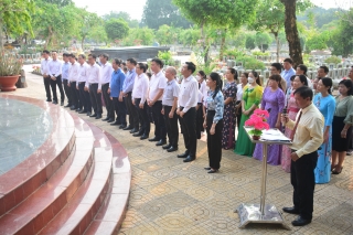 Viếng Nhà bia tưởng niệm liệt sĩ ngành Giáo dục tại Đồi 82 (huyện Tân Biên)
