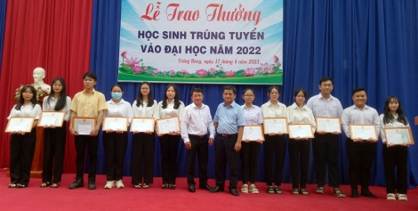 Trường THPT Lộc Hưng: Trao thưởng cho các em học sinh trúng tuyển vào các trường đại học