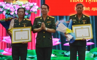 Đảng uỷ Phòng Tham mưu (Bộ CHQS tỉnh): Trao tặng Huy hiệu 30 năm tuổi Đảng cho 2 đảng viên