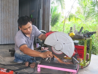 Thanh niên khuyết tật khởi nghiệp với nghề lắp ráp xe ba bánh