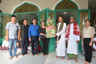 Lãnh đạo huyện Tân Châu: Thăm, tặng quà đồng bào dân tộc Chăm nhân dịp lễ xả chay Roya Ramadan
