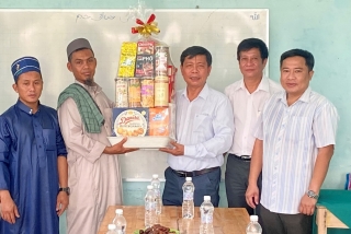 Lãnh đạo huyện Tân Biên: Chúc mừng lễ xả chay tháng Ramadan của đồng bào Chăm tại ấp Thạnh Thọ, xã Thạnh Bình