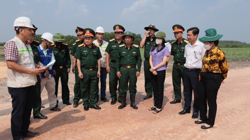 Đoàn công tác của Quân khu 7 kiểm tra việc thi công và sửa chữa tuyến đường Tuần tra biên giới tại Tây Ninh