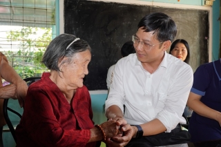 Bí thư Tỉnh uỷ Nguyễn Thành Tâm thăm, tặng quà các gia đình chính sách