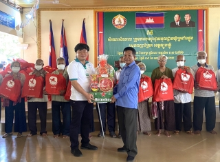 Khám, phát thuốc và tặng quà cho người dân Campuchia