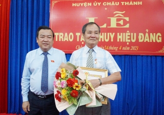 Phó Bí thư Thường trực Tỉnh uỷ: Trao tặng Huy hiệu Đảng cho các đảng viên tại huyện Châu Thành
