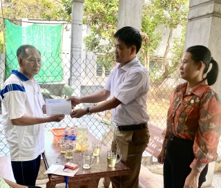 Bí thư Huyện uỷ Tân Biên Thành Từ Dũ: Thăm, tặng quà các gia đình chính sách