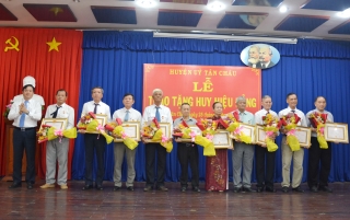Tân Châu: Trao Huy hiệu Đảng cho 10 đảng viên