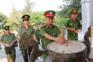 Công an Tây Ninh:  Dâng hương tưởng niệm các anh hùng, liệt sĩ